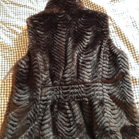 ๐ข Faux fur vest - get ready for fall ๐ - Picture 2 of 4